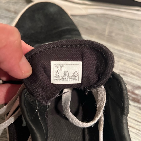 Vans Old Skool Navy blue sneakers.Boys youth size 5. - Picture 4 of 7